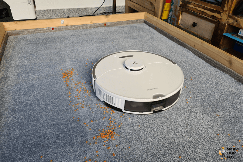 Робот-пылесос Roborock S7 Pro Ultra во время теста на всасывание  чечевицы на ковре с высоким ворсом